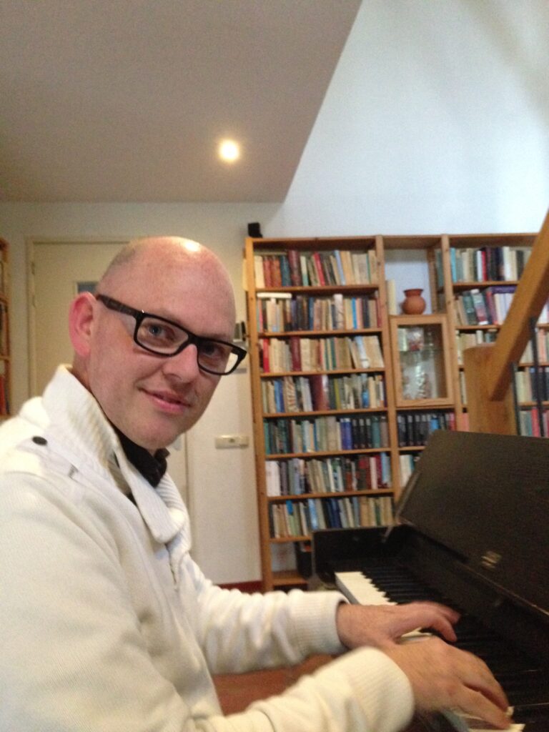 Marnix Verkamman is de dirigent van Cantando